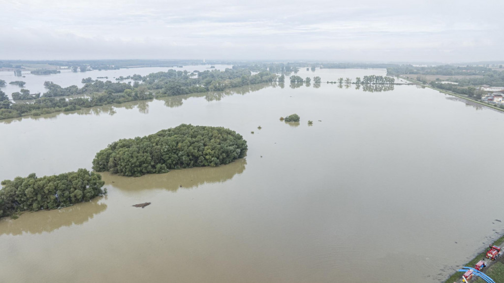 Zaplavené územia riekou Morava pri Devínskej Novej Vsi v Bratislave. FOTO: TASR/Michal Svítok