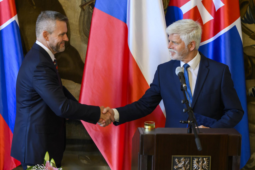 Slovenský prezident Peter Pellegrini a český prezident Petr Pavel si podávajú ruky počas spoločnej tlačovej konferencie na Pražskom hrade v Prahe. FOTO: TASR/Jaroslav Novák