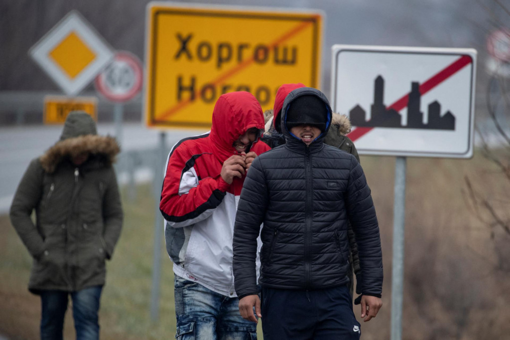 Migranti kráčajú po ceste blízko maďarsko-srbských hraníc v srbskom Horgoši. FOTO: Reuters