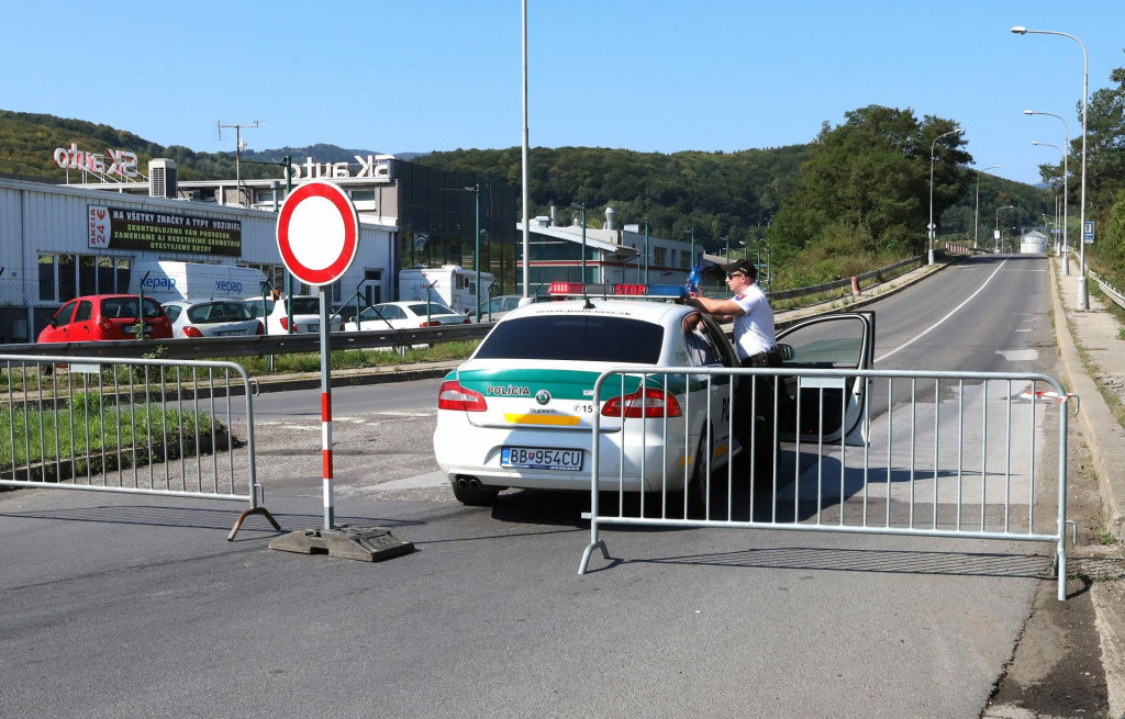 Na snímke prvý most pri vstupe do Banskej Bystrice v smere od Zvolena ponad rýchlostnú cestu R1 (Kremničiansky most) uzavreli. FOTO: TASR/Ján Krošlák