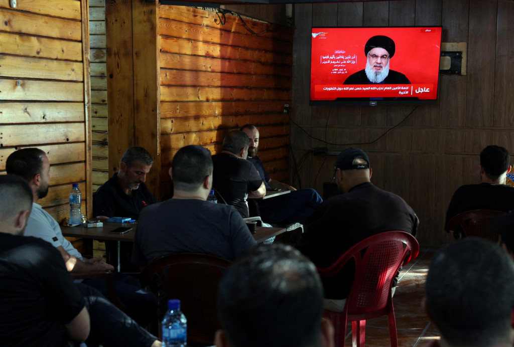 Ľudia v Bejrúte sledujú televízny prejav vodcu libanonského Hizballáhu Hasana Nasralláha. FOTO: Reuters