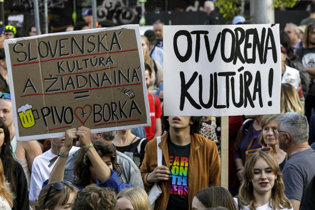 Protest na podporu Kultúrneho štrajku na Námestí SNP v Bratislave. FOTO: TASR/Dano Veselský