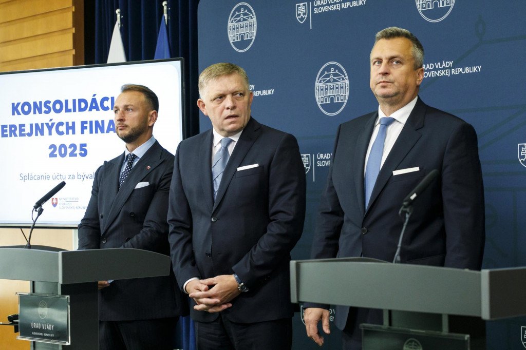 Koalícia konsoliduje. Zľava minister vnútra SR Matúš Šutaj Eštok (Hlas-SD), predseda vlády SR Robert Fico (Smer-SD) a podpredseda NR SR Andrej Danko (SNS). FOTO: TASR