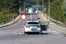 Prvý most pri vstupe do Banskej Bystrice v smere od Zvolena ponad rýchlostnú cestu R1 (Kremničiansky most) uzavreli. FOTO: TASR/Ján Krošlák