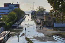 Na snímke zaplavené okolie prístavu v Komárne. FOTO: TASR/Milan Drozd