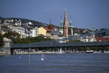 Dopravné značky sú ponorené v Dunaji na nábreží Budína v centre Budapešti. FOTO: TASR/AP