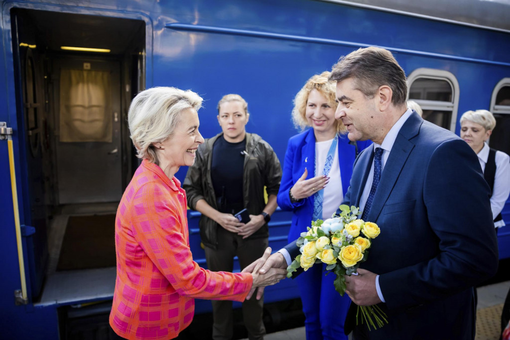 Predsedníčka Európskej komisie Ursula von der Leyenová, ktorú vítajú na železničnej stanici v Kyjeve. FOTO: TASR/AP