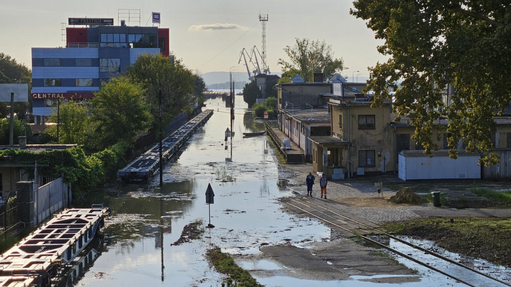 Na snímke zaplavené okolie prístavu v Komárne. FOTO: TASR/Milan Drozd