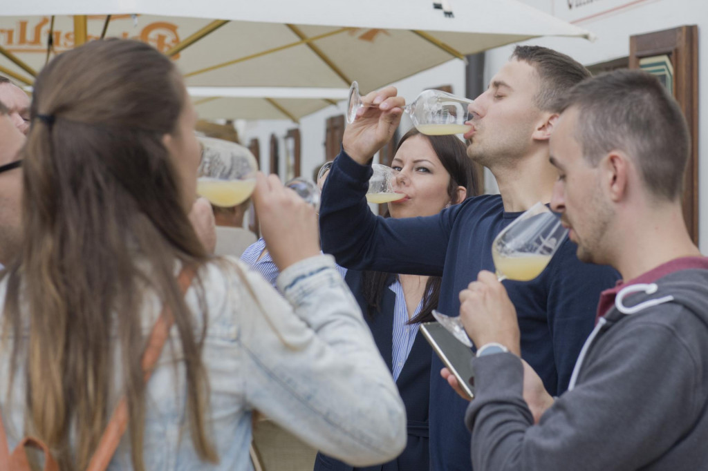 Návštevníci ochutnávajú burčiak počas Vinobrania v Pezinku. FOTO: TASR/Michal Svítok