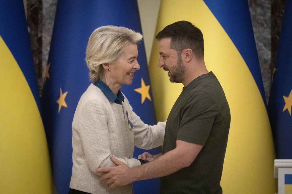 Predsedníčka Európskej komisie Ursula von der Leyenová a ukrajinský prezident Volodymyr Zelenskyj. FOTO: TASR/AP