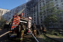 Hasiči pracujú na mieste ruského leteckého útoku v Charkove. FOTO: Reuters