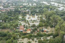 Zaplavené pozemky a domy riekou Morava pri Devínskej Novej Vsi v Bratislave. FOTO: TASR/Michal Svítok