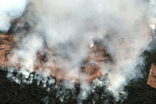 Požiar v Toropci po ukrajinskom útoku. FOTO: Reuters