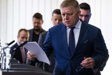 Predseda vlády Robert Fico prijal na Úrade vlády zástupcov obchodných reťazcov, s ktorými rokoval o znížení DPH na základné potraviny. FOTO TASR