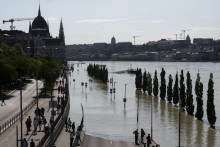 Zaplavené nábrežie Dunaja v centre Budapešti. FOTO: TASR/AP
