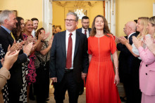 Novozvolený premiér Sir Keir Starmer a jeho manželka Victoria Starmer. FOTO: Reuters