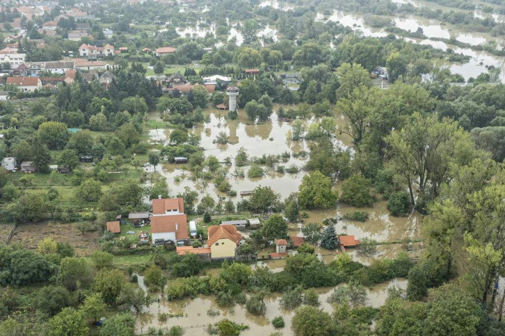 Zaplavené pozemky a domy riekou Morava pri Devínskej Novej Vsi v Bratislave. FOTO: TASR/Michal Svítok