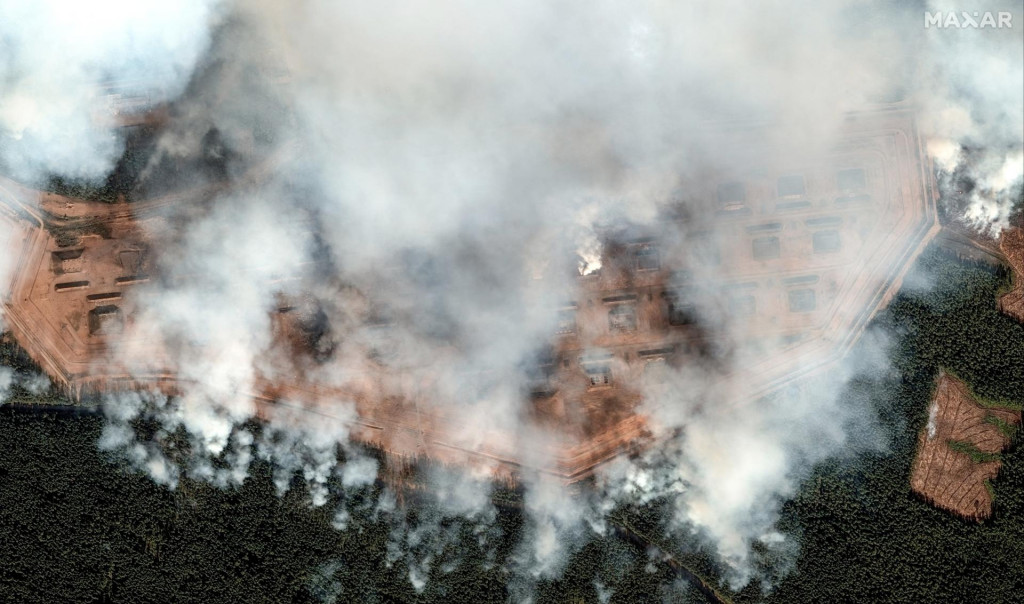 Požiar v Toropci po ukrajinskom útoku. FOTO: Reuters