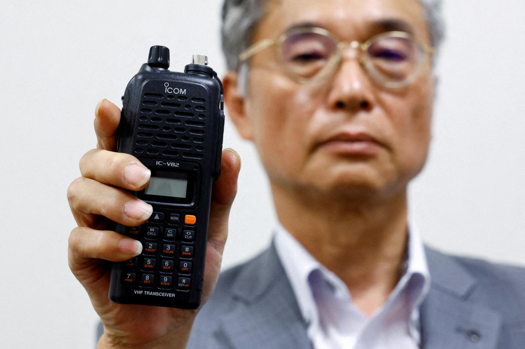 Riaditeľ japonského výrobcu rádiových zariadení Icom Inc Yoshiki Enomoto ukazuje model zariadenia IC-V82. FOTO: Reuters