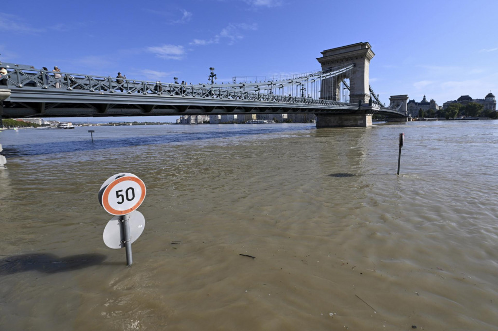 Zaplavené nábrežie Dunaja v centre v Budapešti. FOTO: TASR/AP