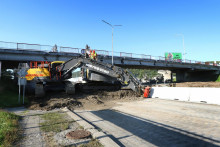 Most v banskobystrickej mestskej časti Kremnička, ktorý vo štvrtok 19. septembra 2024 náhle uzavreli pre jeho havarijný stav. FOTO: TASR/Ján Krošlák