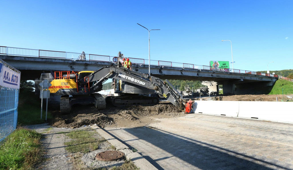 Most v banskobystrickej mestskej časti Kremnička, ktorý vo štvrtok 19. septembra 2024 náhle uzavreli pre jeho havarijný stav. FOTO: TASR/Ján Krošlák