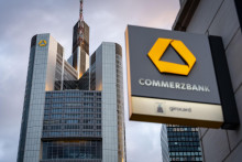 Logo nemeckej banky Commerzbank v meste Frankfurt nad Mohanom. FOTO: TASR/DPA