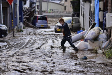 Ulica po záplavách spôsobených prívalovými dažďami v japonskom meste Wajima v prefektúre Išikawa. FOTO: Reuters/Kyodo