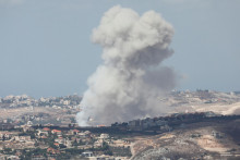 Po izraelských útokoch sa nad južným Libanonom valí dym. FOTO: Reuters