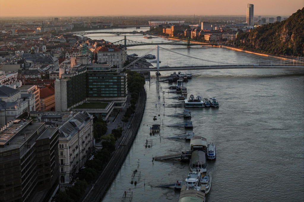 Povodne v Budapešti. FOTO: Reuters