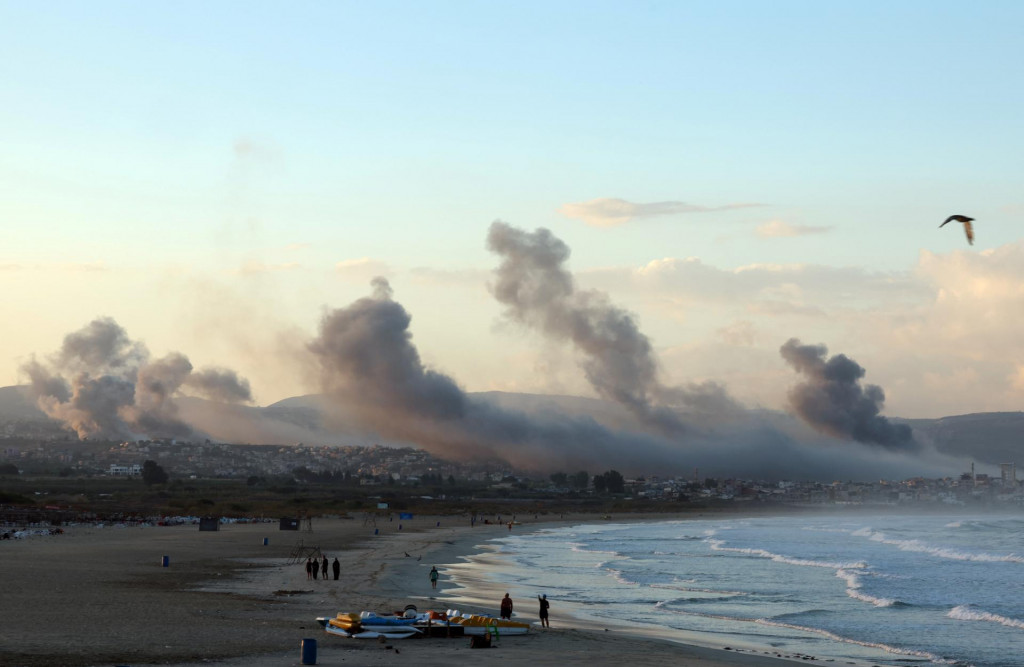 Po izraelských útokoch sa nad južným Libanonom valí dym. FOTO: Reuters