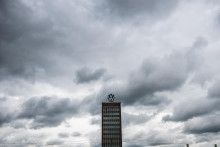 Tmavé mraky nad budovou závodu automobilky Volkswagen v nemeckom Wolfsburgu. FOTO: TASR/DPA