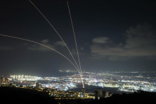 Izraelský systém protivzdušnej obrany Iron Dome vystrelil na zachytenie rakiet odpálených z Libanonu, ako je vidieť z Haify v severnom Izraeli. FOTO: TASR/AP