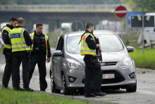 Nemecká polícia preveruje podrobnosti o vodičovi osobného auta neďaleko hraníc s Belgickom v nemeckom Aachene. FOTO: TASR/AP