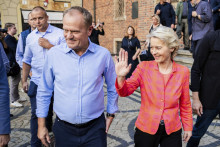 Predsedníčka Európskej komisie Ursula von der Leyenová (vpravo) máva, keď spolu s poľským premiérom Donaldom Tuskom (vľavo) opúšťajú radnicu vo Vroclave. FOTO: TASR/AP