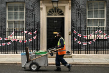 Upratovanie Downing Street 10, oficiálneho sídla britského premiéra. FOTO: Profimedia