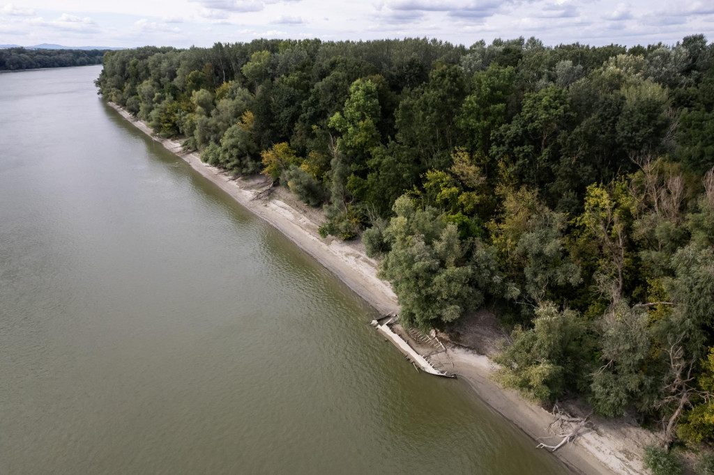 Pohľad z dronu ukazuje stroskotanie lode v rieke Dunaj v dôsledku veľkého sucha pri Moháči. FOTO: Reuters