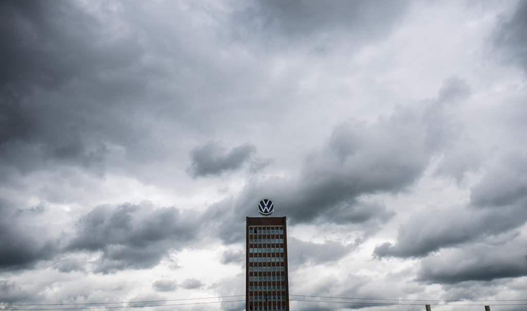 Tmavé mraky nad budovou závodu automobilky Volkswagen v nemeckom Wolfsburgu. FOTO: TASR/DPA