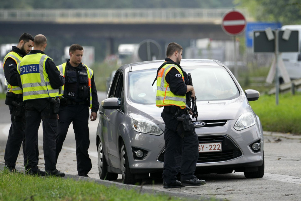 Nemecká polícia preveruje podrobnosti o vodičovi osobného auta neďaleko hraníc s Belgickom v nemeckom Aachene. FOTO: TASR/AP