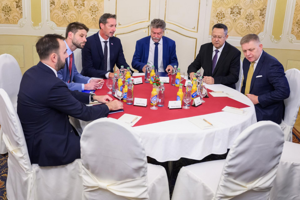 Člen predsedn&iacute;ctva Progres&iacute;vneho Slovenska, poslanec parlamentu a expert na verejn&eacute; financie &Scaron;tefan Ki&scaron;&scaron;, predseda PS Michal &Scaron;imečka, predseda KDH Milan Majersk&yacute;, člen predsedn&iacute;ctva KDH, poslanec parlamentu a ekonomick&yacute; expert Jozef Hajko, minister financi&iacute; Ladislav Kamenick&yacute; (Smer-SD), predseda vl&aacute;dy Robert Fico (Smer-SD) počas rokovania premi&eacute;ra Roberta Fica s predsedami opoz&iacute;cie a predstaviteľmi Ministerstva financi&iacute; o konsolid&aacute;cii na &Uacute;rade vl&aacute;dy. FOTO: TASR/Jaroslav Nov&aacute;k
