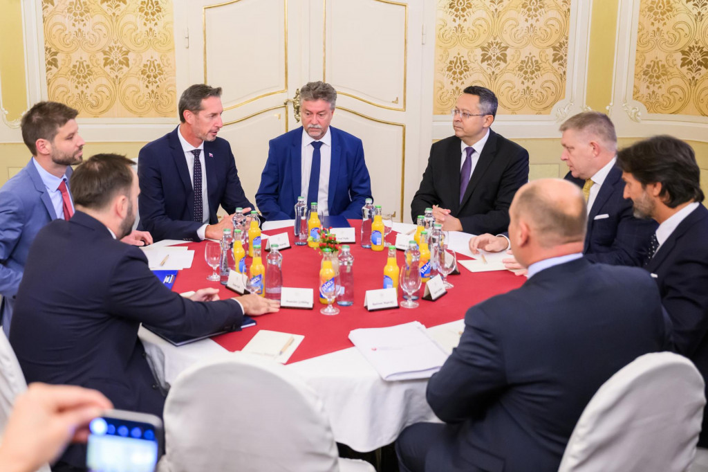 Člen predsedn&iacute;ctva Progres&iacute;vneho Slovenska a expert na verejn&eacute; financie &Scaron;tefan Ki&scaron;&scaron;, predseda PS Michal &Scaron;imečka, predseda KDH Milan Majersk&yacute;, člen predsedn&iacute;ctva KDH a ekonomick&yacute; expert Jozef Hajko, minister financi&iacute; Ladislav Kamenick&yacute; (Smer-SD), predseda vl&aacute;dy Robert Fico (Smer-SD), vicepremi&eacute;r a minister obrany Robert Kaliň&aacute;k (Smer-SD) a &scaron;t&aacute;tny tajomn&iacute;k Ministerstva financi&iacute; Radovan Majersk&yacute; počas rokovania na &Uacute;rade vl&aacute;dy. FOTO: TASR/Jaroslav Nov&aacute;k