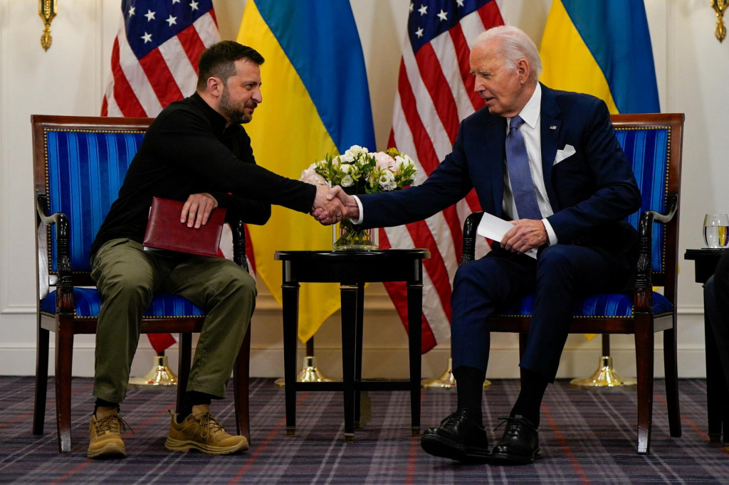 Volodymyr Zelenskyj (vľavo) a Joe Biden. Ukrajinský prezident sa má stretnúť s obomi potenciálnymi nástupcami Bidena – s Kamalou Harrisovou aj Donaldom Trumpom. FOTO: Reuters