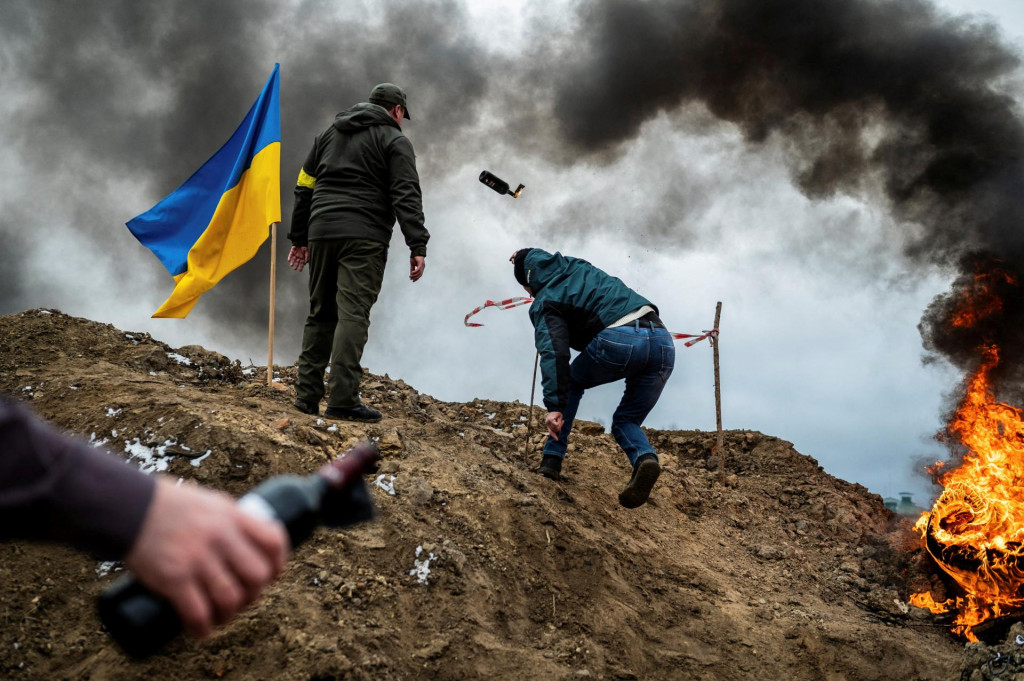 Civilista sa učí hádzať Molotovov kokteil. Podobný výcvik by sa hodil aj čerstvým regrútom, ktorí na bojisko často prichádzajú absolútne nepripravení. FOTO: Reuters