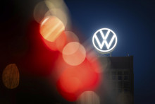 Logo nemeckej automobilky Volkswagen na centrále v meste Wolfsburg v spolkovej krajine Dolné Sasko na severozápade Nemecka. FOTO: TASR/AP
