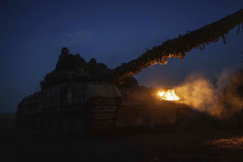 Ukrajinský tank 110. brigády sa vracia cez pole z frontu v Doneckej oblasti na východe Ukrajiny. FOTO: TASR/AP​