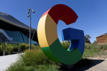 Logo spoločnosti Google je viditeľné počas podujatia Made by Google v Mountain View v Kalifornii. FOTO: Reuters