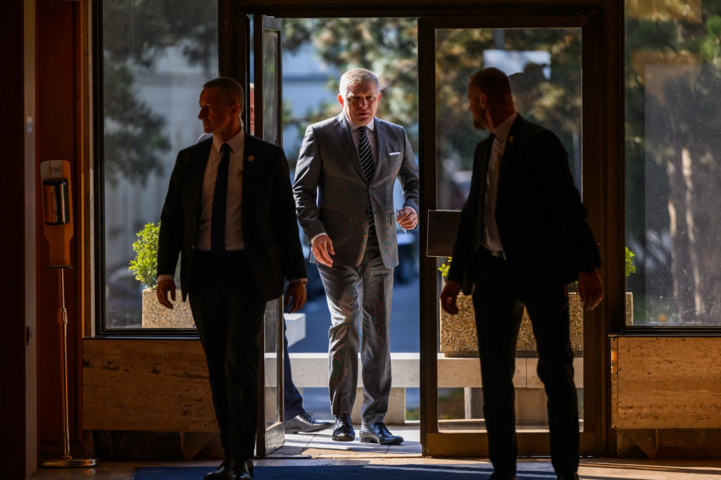 Predseda vl&aacute;dy Robert Fico prich&aacute;dza na rokovanie vl&aacute;dy v Bratislave. FOTO: TASR/Jaroslav Nov&aacute;k