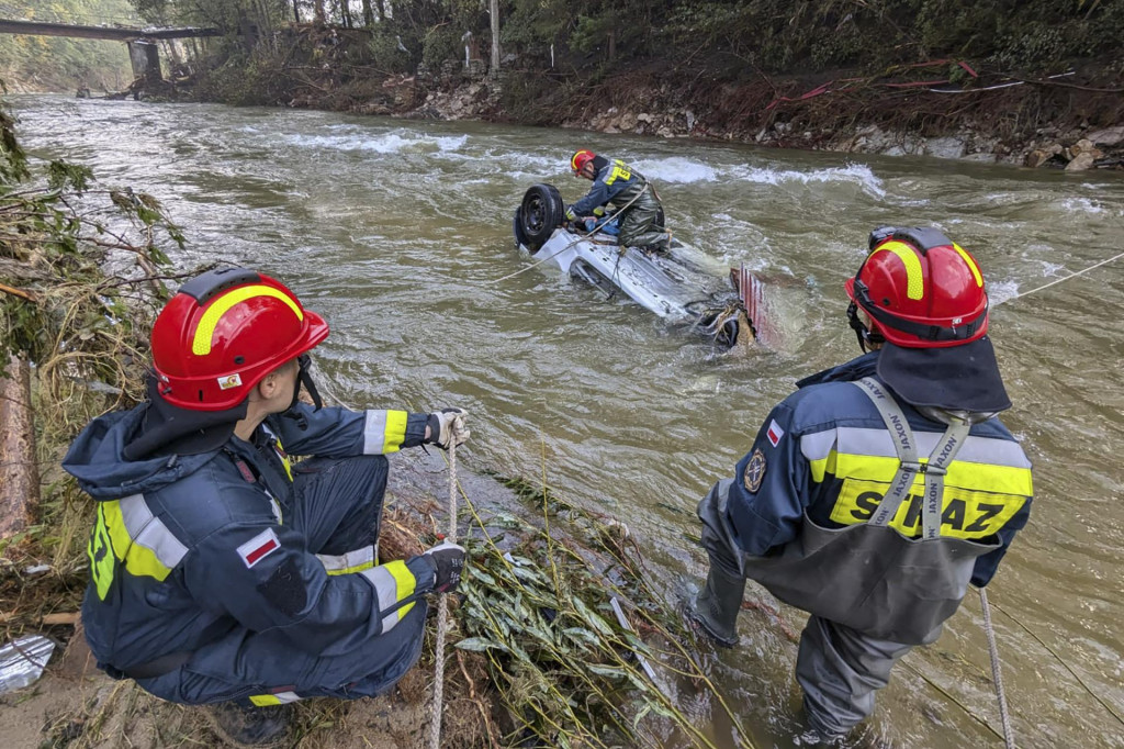 Hasiči zasahujú pri povodni v meste Stronie Slaskie na juhozápade Poľska. FOTO: TASR/AP