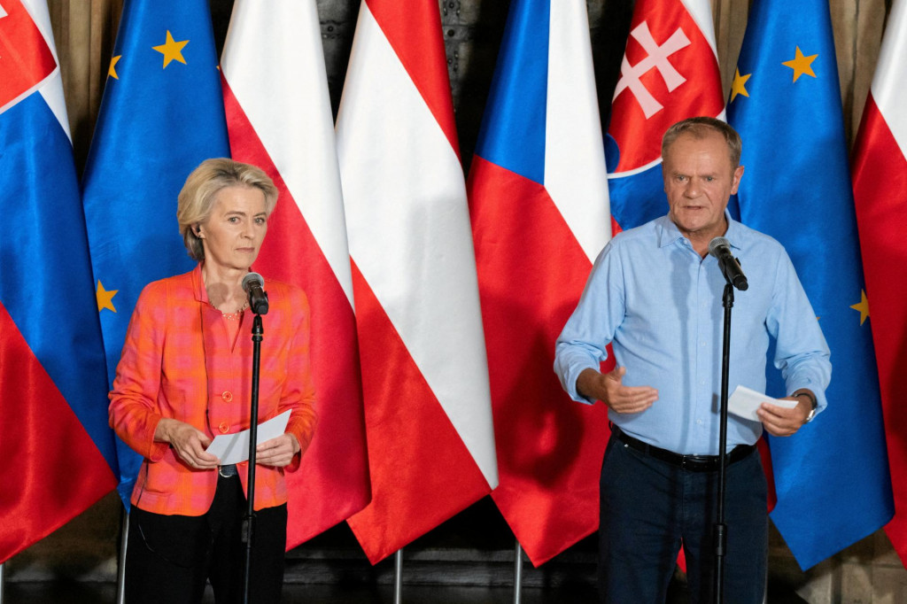 Na snímke predsedníčka Európskej komisie Ursula Von der Leyenová a poľský premiér Donald Tusk. FOTO: Reuters