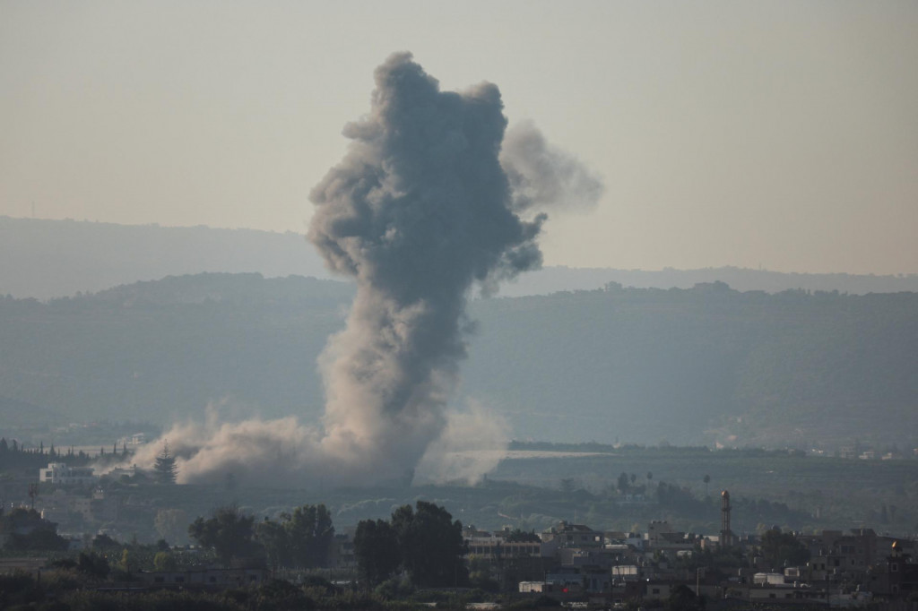 Dym sa valí nad južným Libanonom po izraelskom údere. FOTO: Reuters